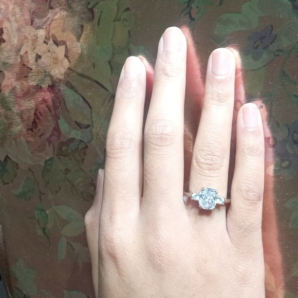 Silver plated zirconia ring size 9 - Picture 1 of 1